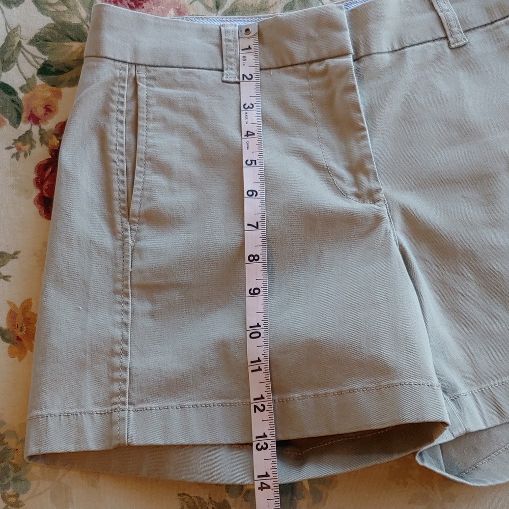 J. Crew 5" Khaki Cotton Stretch Chino Shorts in Women's Size 4 - Picture 8 of 17